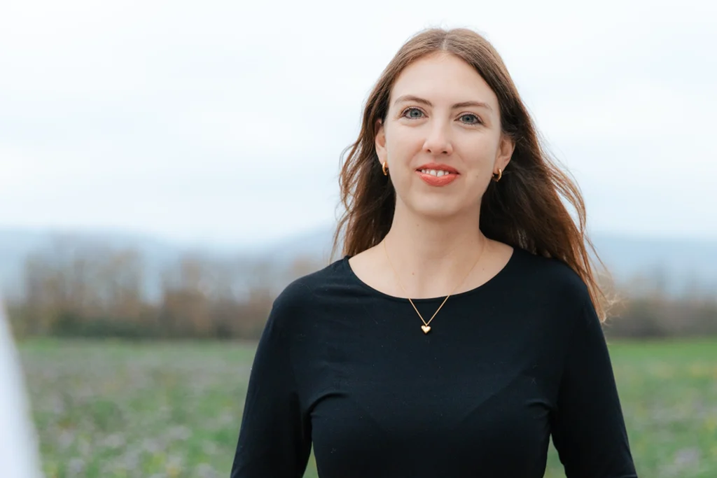 Portrait einer Mitarbeiterin im Außenbereich