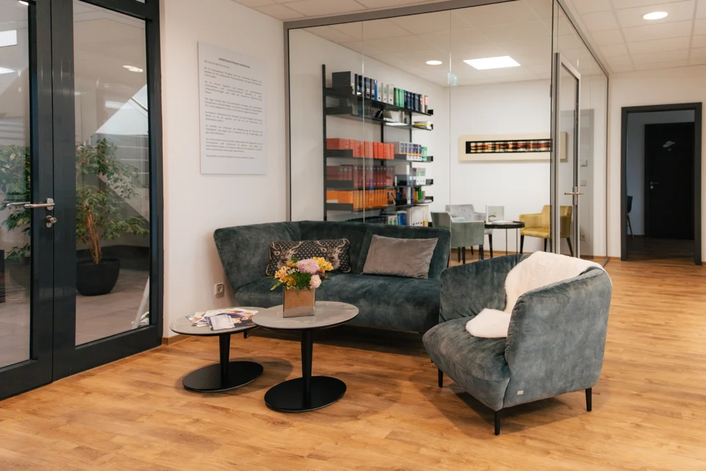 Ansicht des Wartebereichs mit Couch und Sessel