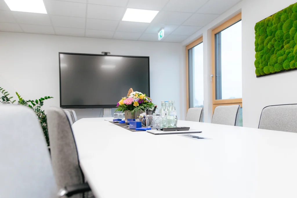 Blick in einen Meetingraum mit digitalem Whiteboard