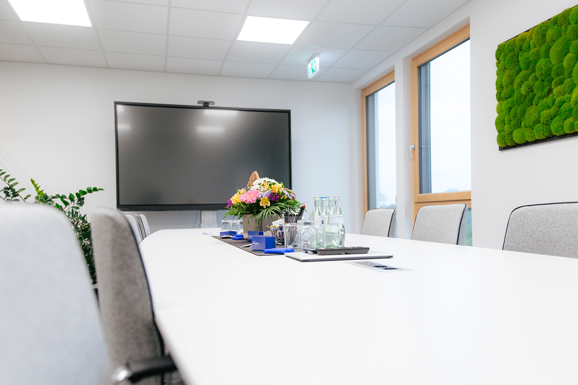 Blick in einen Meetingraum mit digitalem Whiteboard
