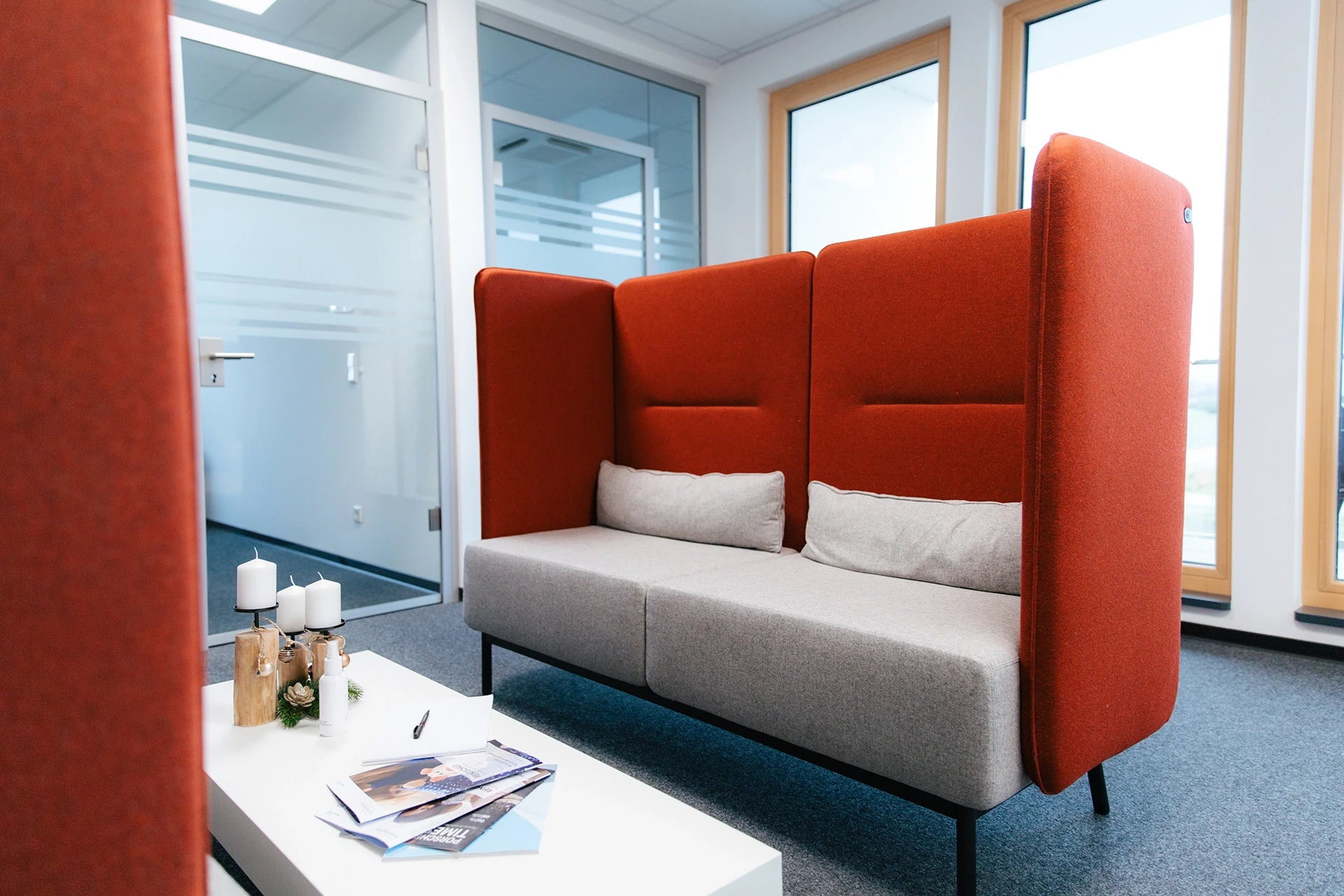 Blick auf den Wartebereich mit einer modernen Couch
